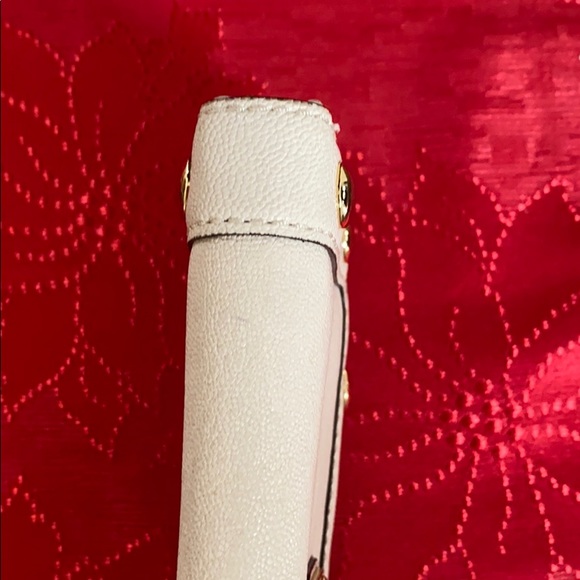 Michael Kors cream wallet with gold hardware - Picture 6 of 7